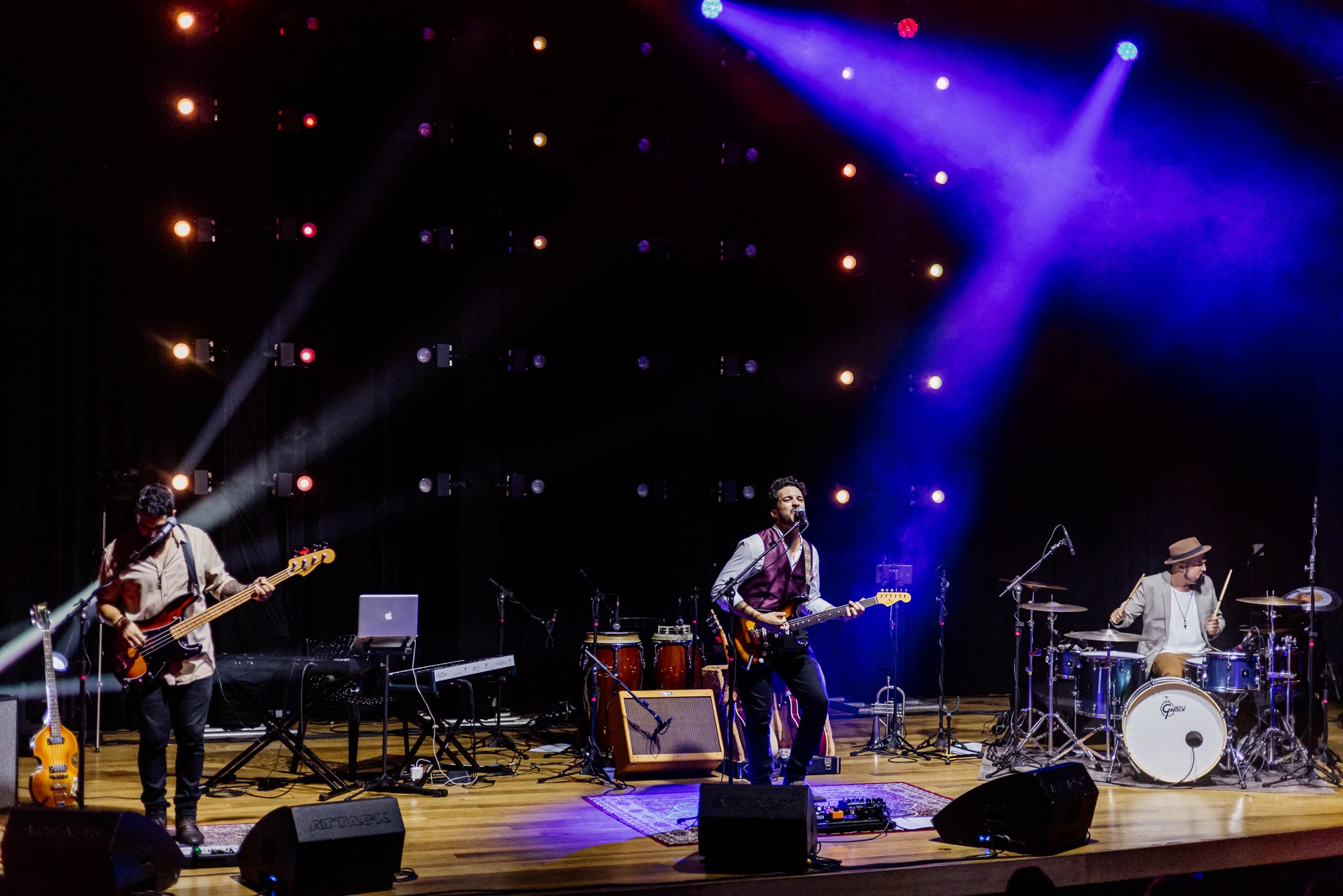 Bona Trio completa em show no teatro, sob luzes azuis e roxas