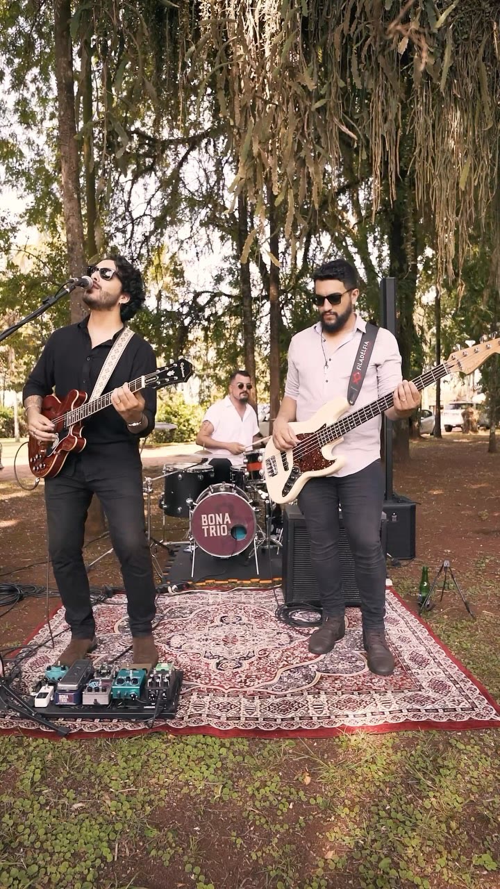 Bona Trio tocando ao vivo ao ar livre, em reel do Instagram